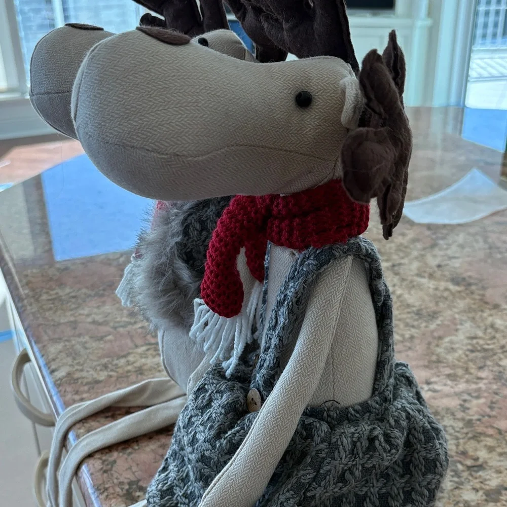 Source Unknown Festive Reindeer Decor with Red and Gray Accents